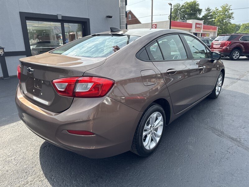 2019 Chevrolet Cruze LS - Photo 4 - Millstadt, IL 62260