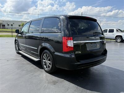 2016 Chrysler Town & Country S   - Photo 3 - Cahokia, IL 62206