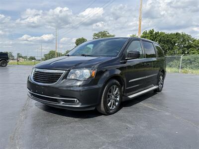 2016 Chrysler Town & Country S Van