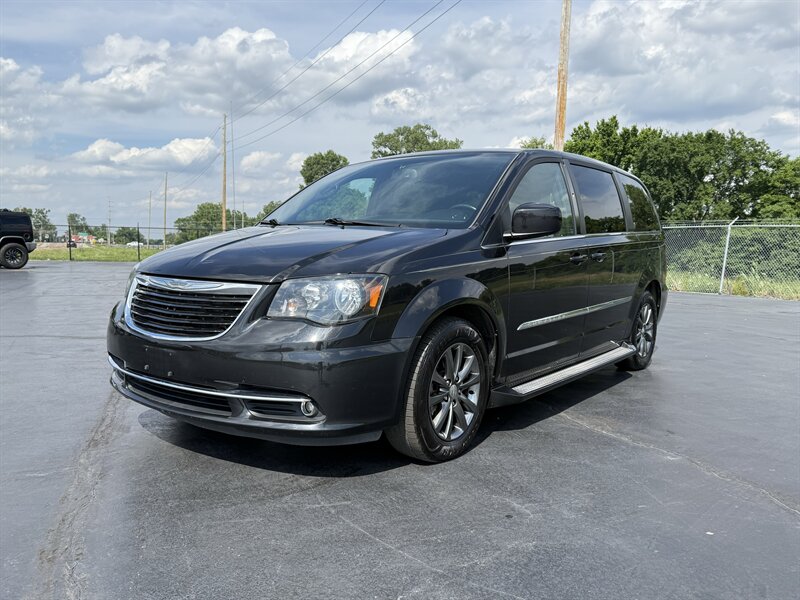 2016 Chrysler Town & Country S   - Photo 1 - Cahokia, IL 62206