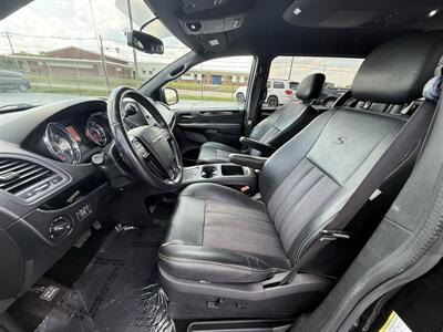 2016 Chrysler Town & Country S   - Photo 11 - Cahokia, IL 62206