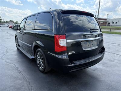 2016 Chrysler Town & Country S   - Photo 9 - Cahokia, IL 62206