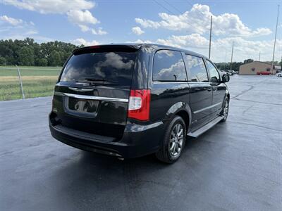 2016 Chrysler Town & Country S   - Photo 6 - Cahokia, IL 62206