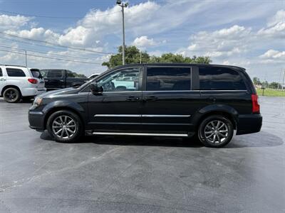 2016 Chrysler Town & Country S   - Photo 2 - Cahokia, IL 62206