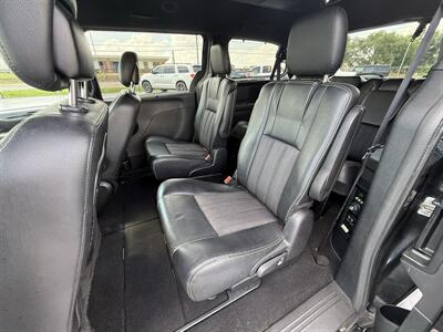 2016 Chrysler Town & Country S   - Photo 12 - Cahokia, IL 62206