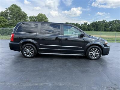 2016 Chrysler Town & Country S   - Photo 5 - Cahokia, IL 62206