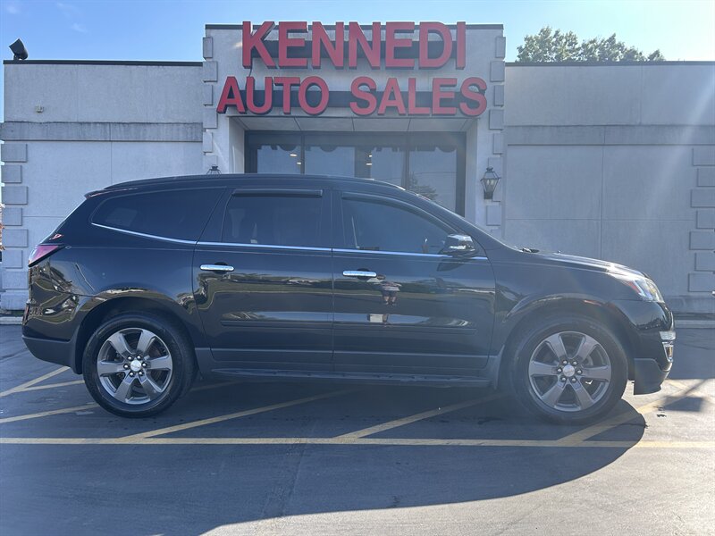 2017 Chevrolet Traverse LT   - Photo 1 - Fairview Heights, IL 62208