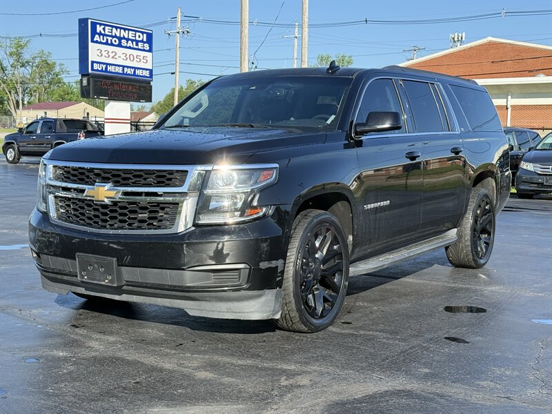 2016 Chevrolet Suburban LT   - Photo 1 - Cahokia, IL 62206