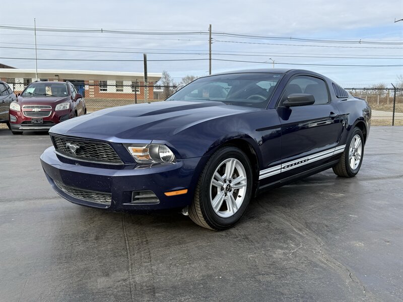2011 Ford Mustang V6 Premium   - Photo 1 - Cahokia, IL 62206