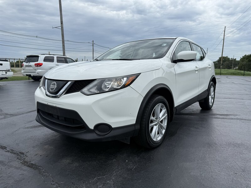 2018 Nissan Rogue Sport S   - Photo 1 - Cahokia, IL 62206