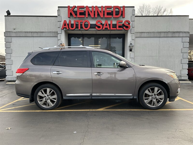 2013 Nissan Pathfinder Platinum's photo