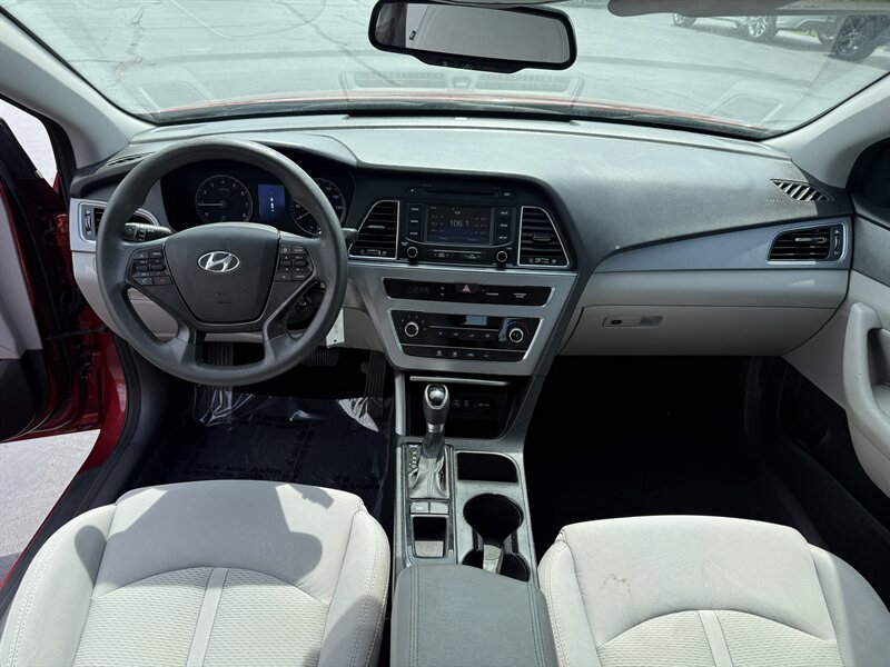 2015 Hyundai SONATA SE - Photo 11 - Cahokia, IL 62206