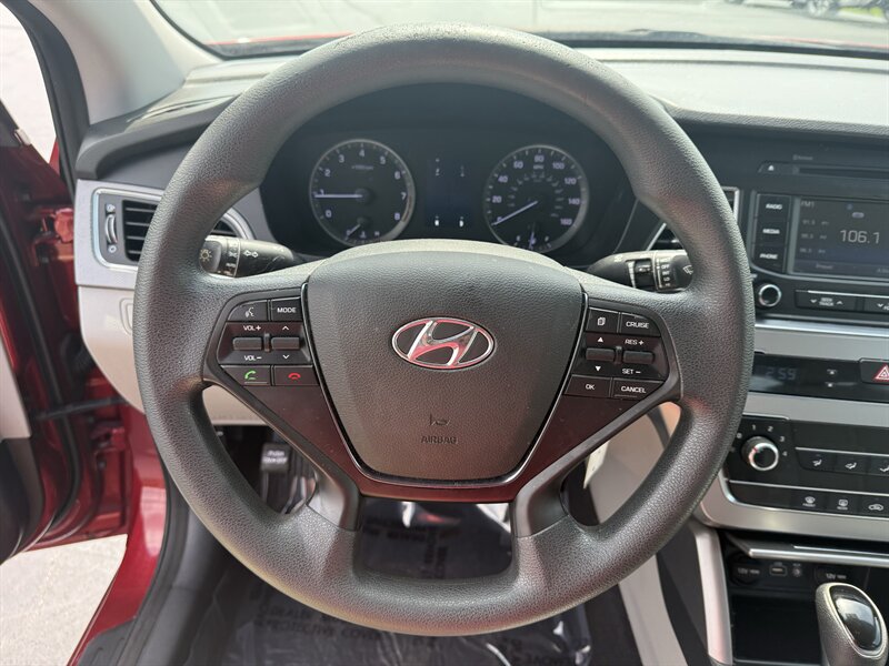 2015 Hyundai SONATA SE - Photo 12 - Cahokia, IL 62206