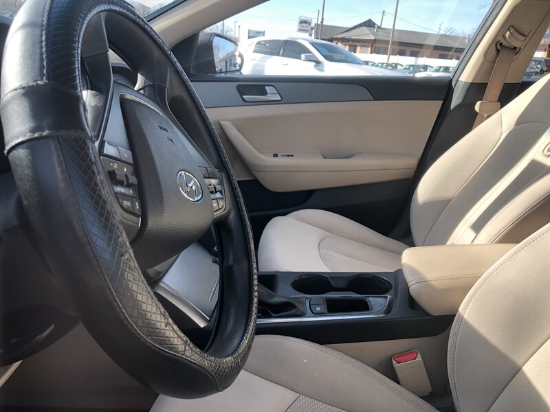 2017 Hyundai Sonata Base photo 3