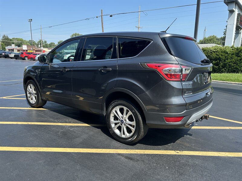 2017 Ford Escape SE - Photo 5 - Fairview Heights, IL 62208