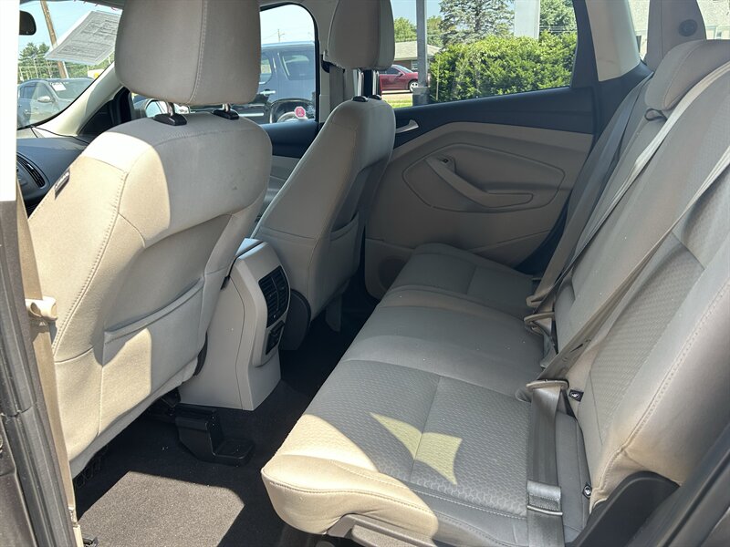 2017 Ford Escape SE - Photo 9 - Fairview Heights, IL 62208