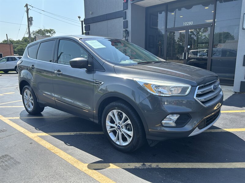 2017 Ford Escape SE - Photo 2 - Fairview Heights, IL 62208
