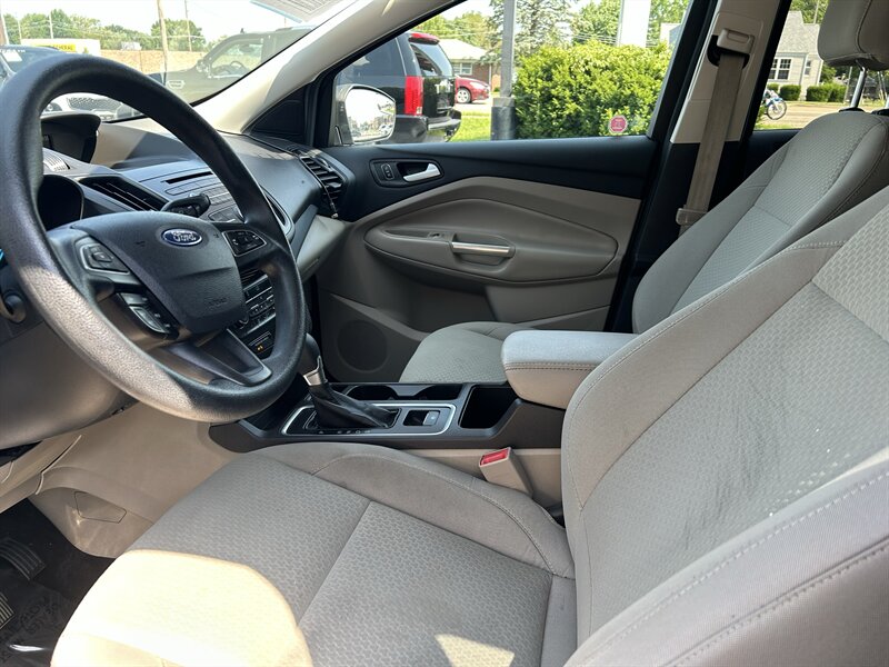 2017 Ford Escape SE - Photo 8 - Fairview Heights, IL 62208