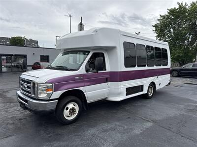 2017 Ford E-Series Van SHUTTLE E-450 - Photo 2 - Millstadt, IL 62260
