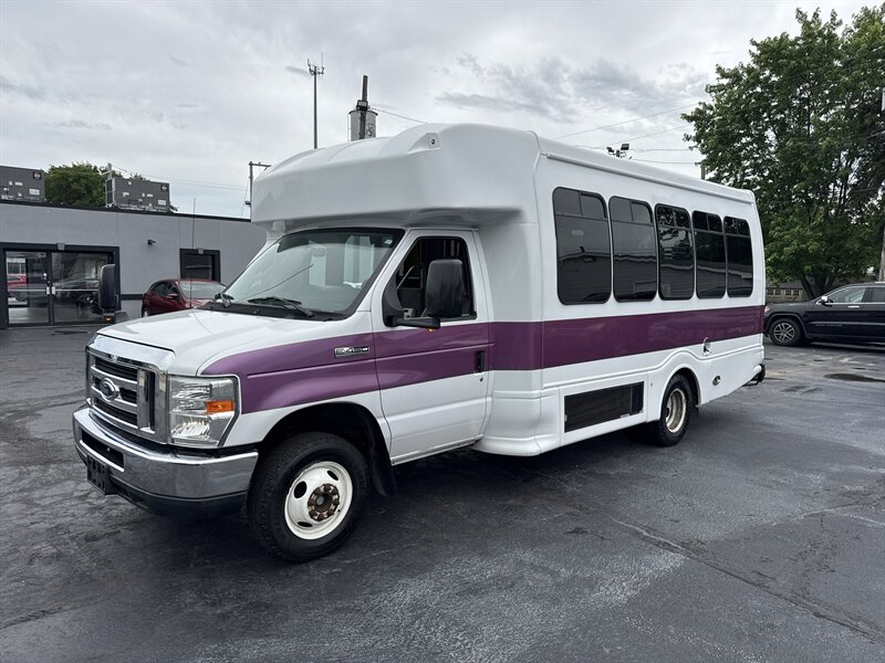 2017 Ford E-Series Van SHUTTLE E-450 - Photo 2 - Millstadt, IL 62260