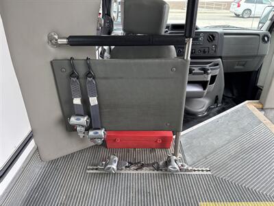 2017 Ford E-Series Van SHUTTLE E-450 - Photo 22 - Millstadt, IL 62260