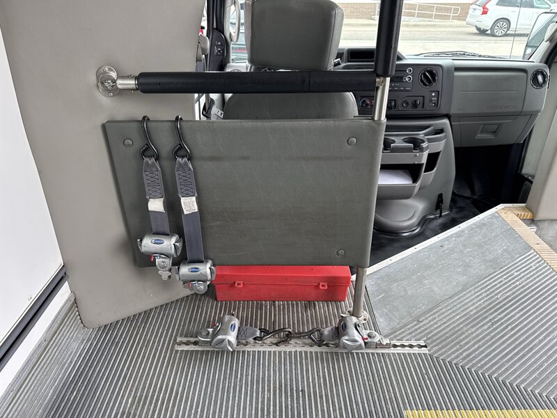 2017 Ford E-Series Van SHUTTLE E-450 - Photo 22 - Millstadt, IL 62260