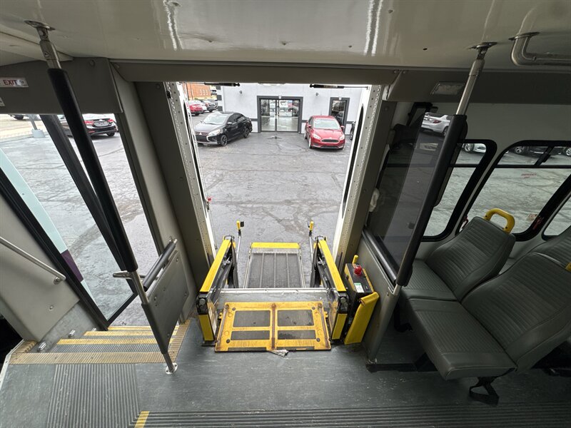 2017 Ford E-Series Van SHUTTLE E-450 - Photo 20 - Millstadt, IL 62260