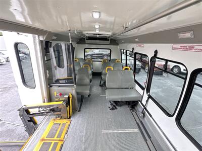 2017 Ford E-Series Van SHUTTLE E-450 - Photo 17 - Millstadt, IL 62260