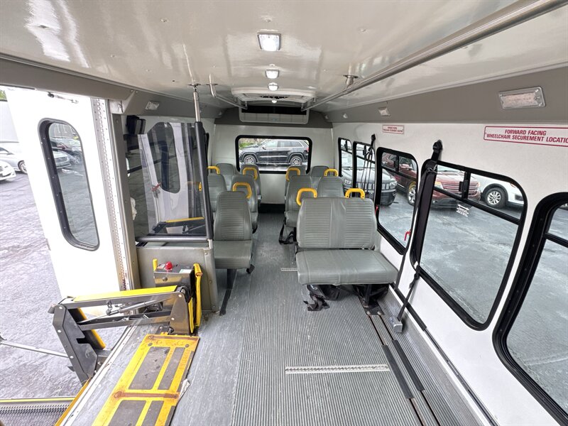 2017 Ford E-Series Van SHUTTLE E-450 - Photo 17 - Millstadt, IL 62260