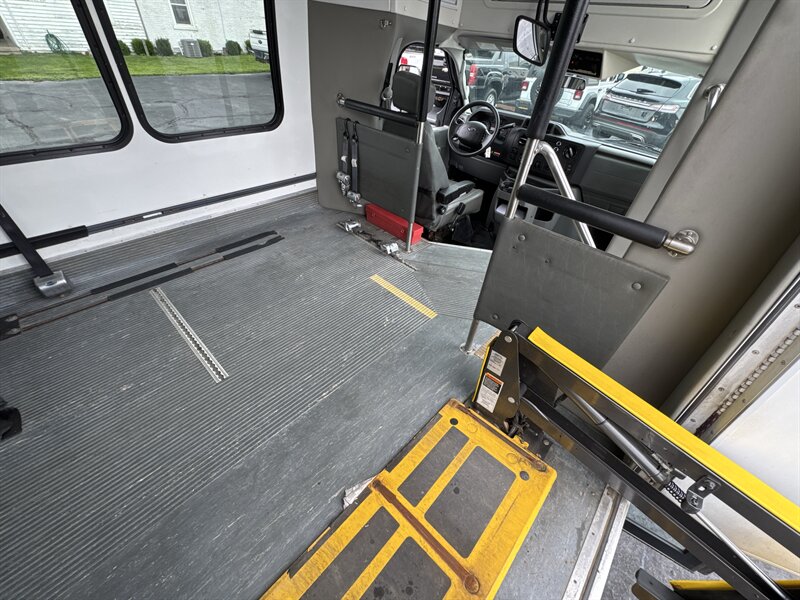 2017 Ford E-Series Van SHUTTLE E-450 - Photo 21 - Millstadt, IL 62260