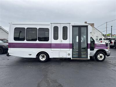 2017 Ford E-Series Van SHUTTLE E-450 - Photo 6 - Millstadt, IL 62260
