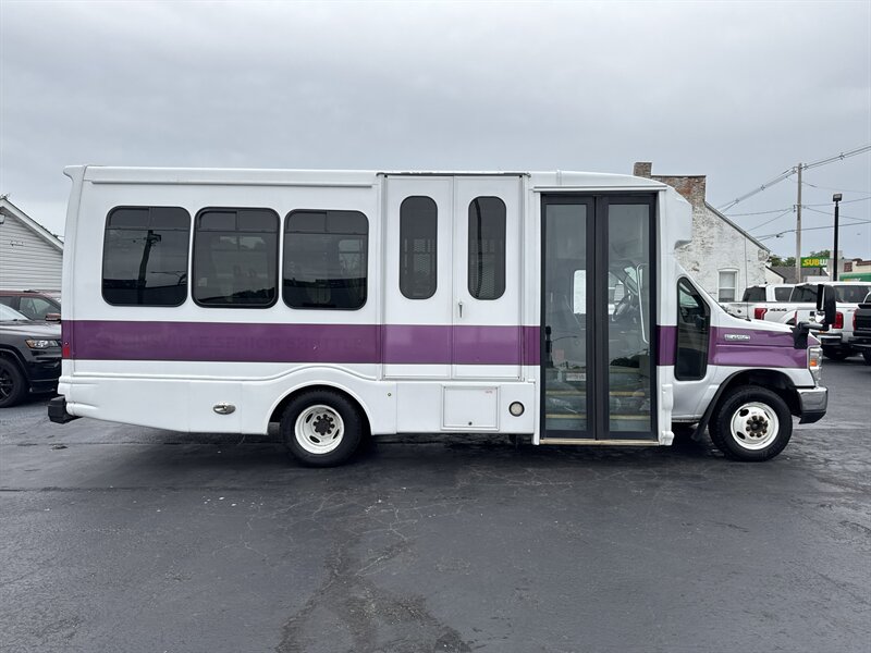 2017 Ford E-Series Van SHUTTLE E-450 - Photo 6 - Millstadt, IL 62260