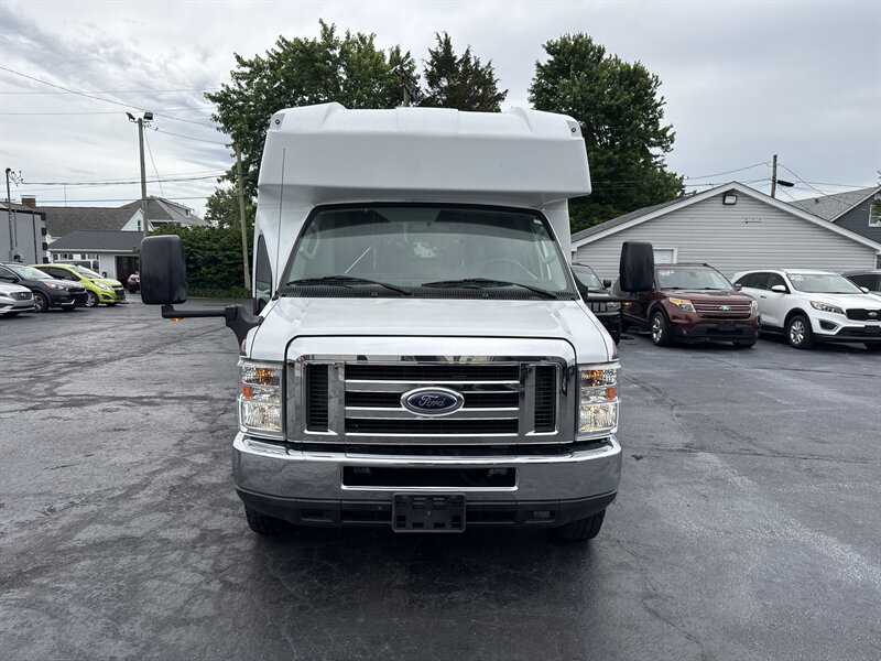 2017 Ford E-Series Van SHUTTLE E-450 - Photo 7 - Millstadt, IL 62260