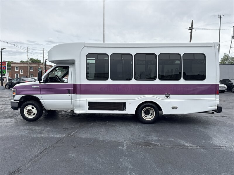 2017 Ford E-Series Van SHUTTLE E-450 - Photo 5 - Millstadt, IL 62260