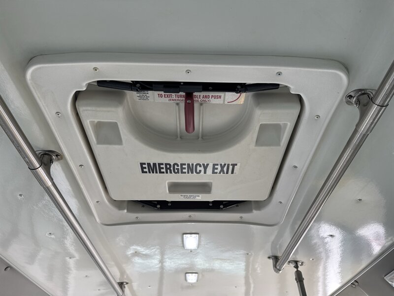 2017 Ford E-Series Van SHUTTLE E-450 - Photo 24 - Millstadt, IL 62260