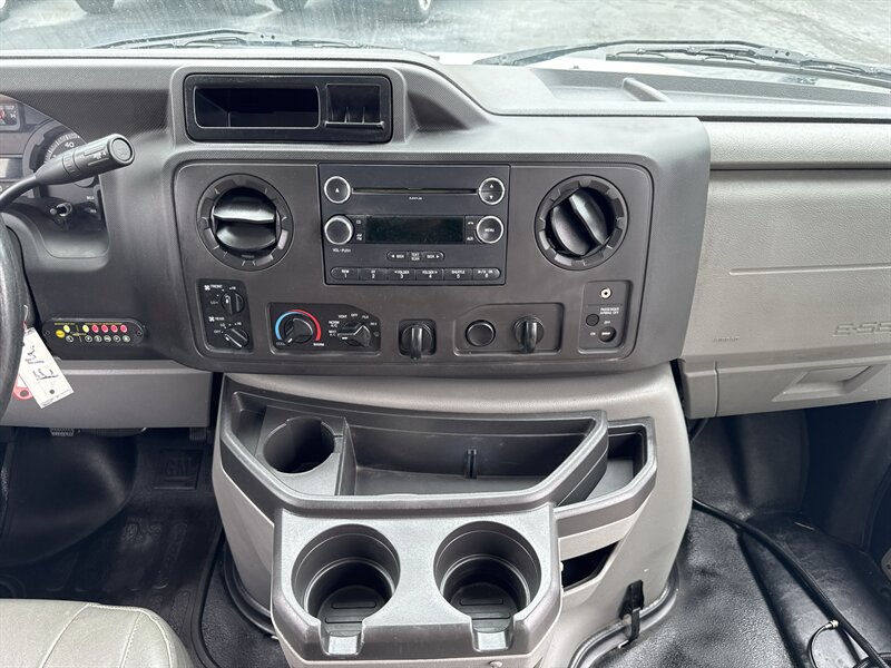 2017 Ford E-Series Van SHUTTLE E-450 - Photo 14 - Millstadt, IL 62260