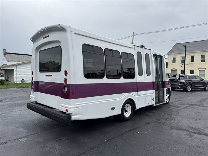2017 Ford E-Series Van SHUTTLE E-450 - Photo 4 - Millstadt, IL 62260