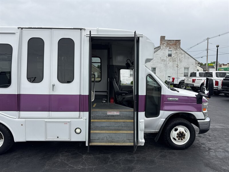 2017 Ford E-Series Van SHUTTLE E-450 - Photo 9 - Millstadt, IL 62260