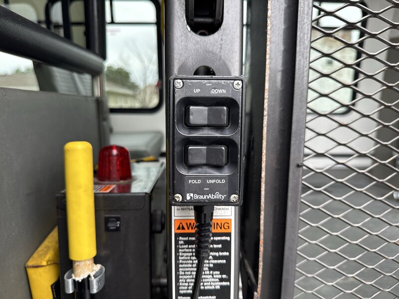 2017 Ford E-Series Van SHUTTLE E-450 - Photo 19 - Millstadt, IL 62260
