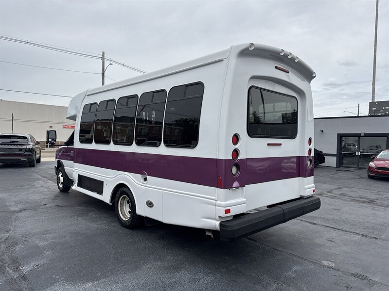 2017 Ford E-Series Van SHUTTLE E-450 - Photo 3 - Millstadt, IL 62260