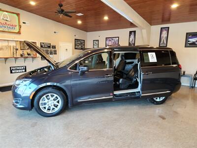 2020 Chrysler Pacifica Touring L   - Photo 2 - Cahokia, IL 62206
