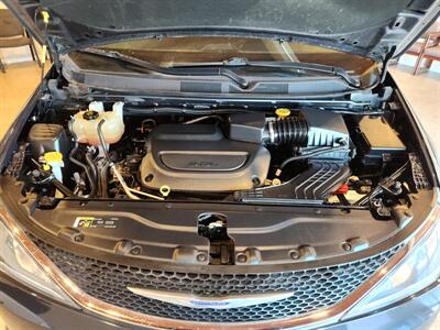 2020 Chrysler Pacifica Touring L   - Photo 8 - Cahokia, IL 62206