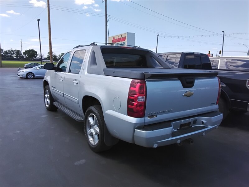 2011 Chevrolet Avalanche LT - Photo 2 - Cahokia, IL 62206