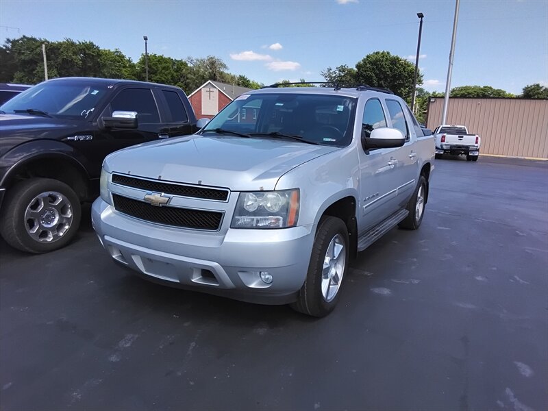2011 Chevrolet Avalanche LT   - Photo 1 - Cahokia, IL 62206