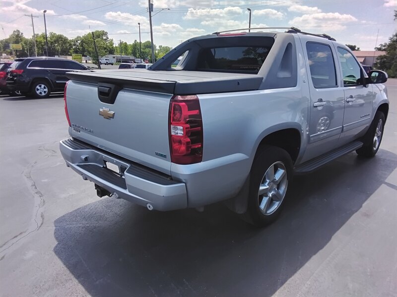2011 Chevrolet Avalanche LT - Photo 3 - Cahokia, IL 62206