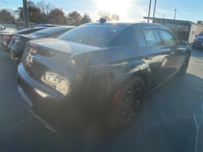 2019 Chrysler 300 Series S   - Photo 5 - Belleville, IL 62226