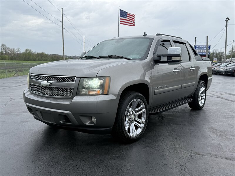 2008 Chevrolet Avalanche LTZ   - Photo 1 - Cahokia, IL 62206