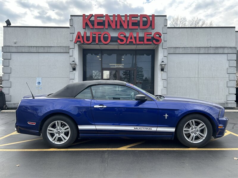 2013 Ford Mustang V6   - Photo 1 - Fairview Heights, IL 62208