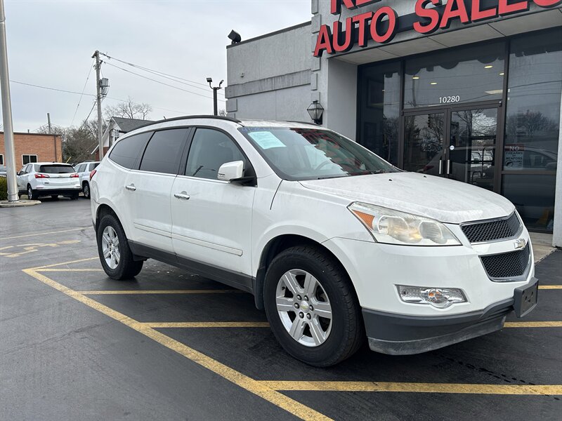 2011 Chevrolet Traverse LT - Photo 2 - Fairview Heights, IL 62208