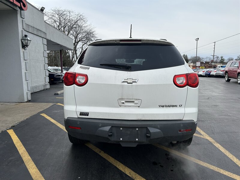 2011 Chevrolet Traverse LT - Photo 7 - Fairview Heights, IL 62208
